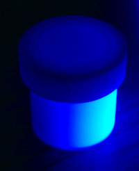 Синяя  голубая  флуоресцентная краска   светящаяся в ультрафиолете