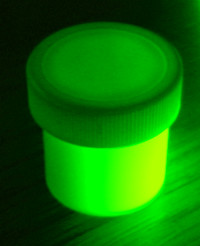 Зеленая флуоресцентная краска   светящаяся в ультрафиолете