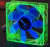 Флуоресцентный вентилятор Aerocool зеленый с синими лопастями и УФ светодиодами