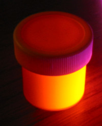Оранжевая флуоресцентная краска   светящаяся в ультрафиолете